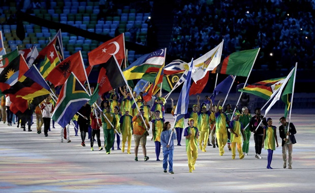 Caster Semenya carries SA flag (Getty Images)