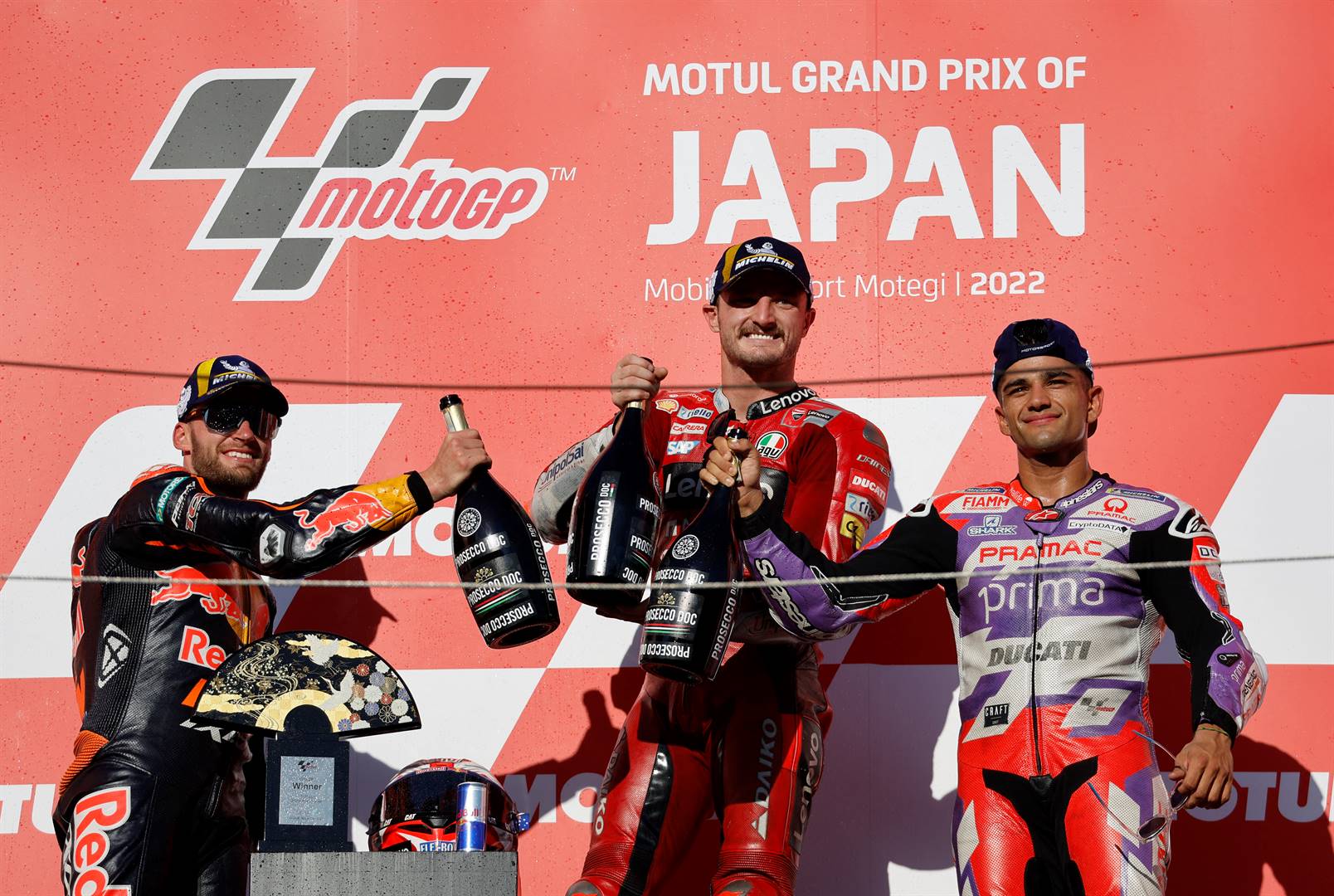 Brad Binder (Red Bull KTM, links) op die podium nadat hy tweede ná Jack Miller (Ducati Lenovo, middel) in die Japanse MotoGP geëindig het. Jorge Martin (Ducati Pramac, regs) was derde. Foto: AP