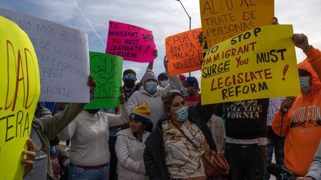 Migrants protest outside the US Consulate in Tijua