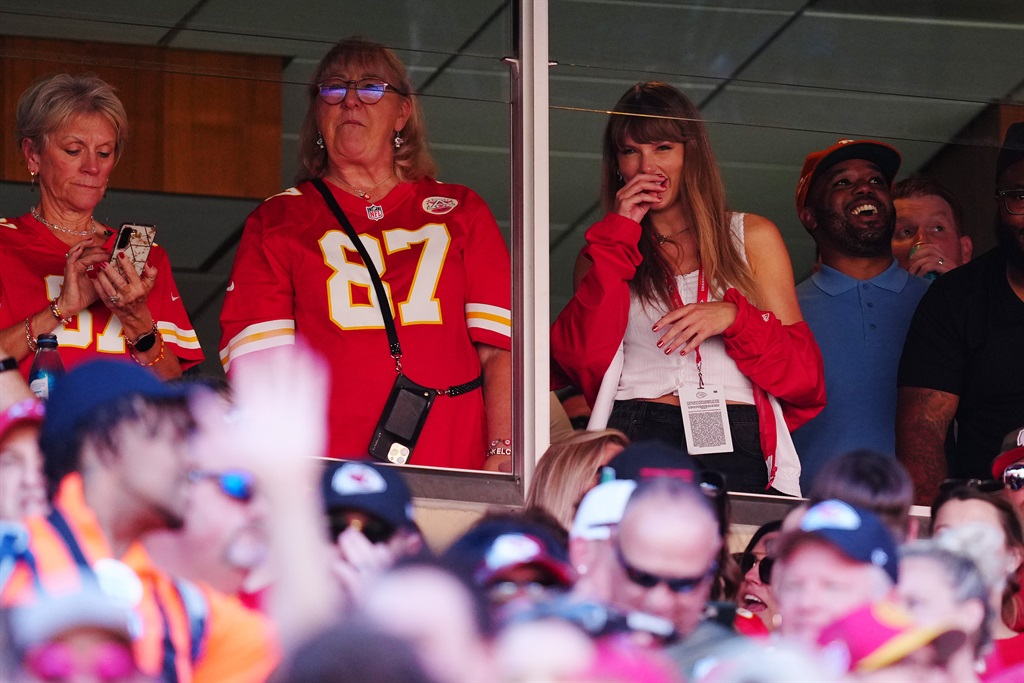 The Story Behind Donna Kelce's Split Jersey: Jason and Travis' Mom Takes  Center Stage