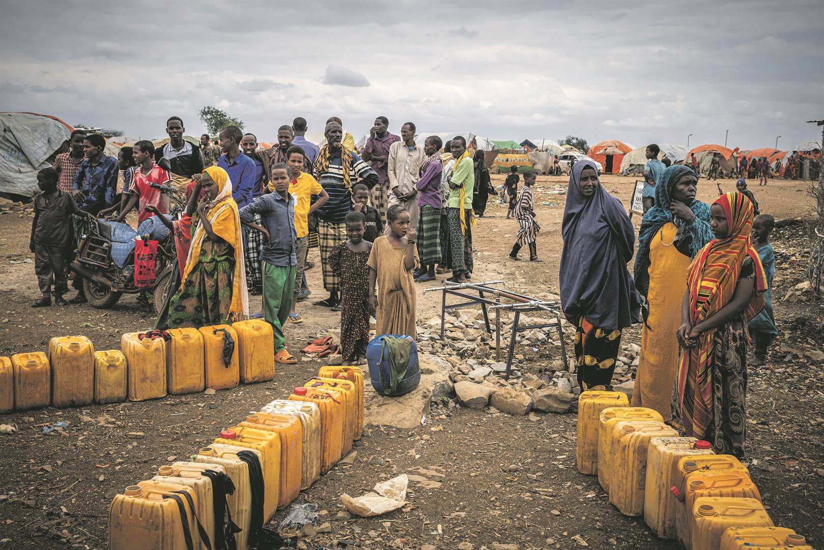 Droogte: Mense probeer om waterbottels vol te maak vandeesmaand in ’n kamp vir ontheemdes in Baidoa, Somalië. Foto: Getty Images
