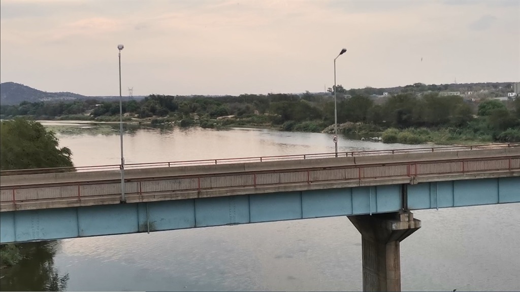 The Limpopo River separates South Africa and Zimbabwe at the Beitbridge border post. Photo: Palesa Dlamini/City Press