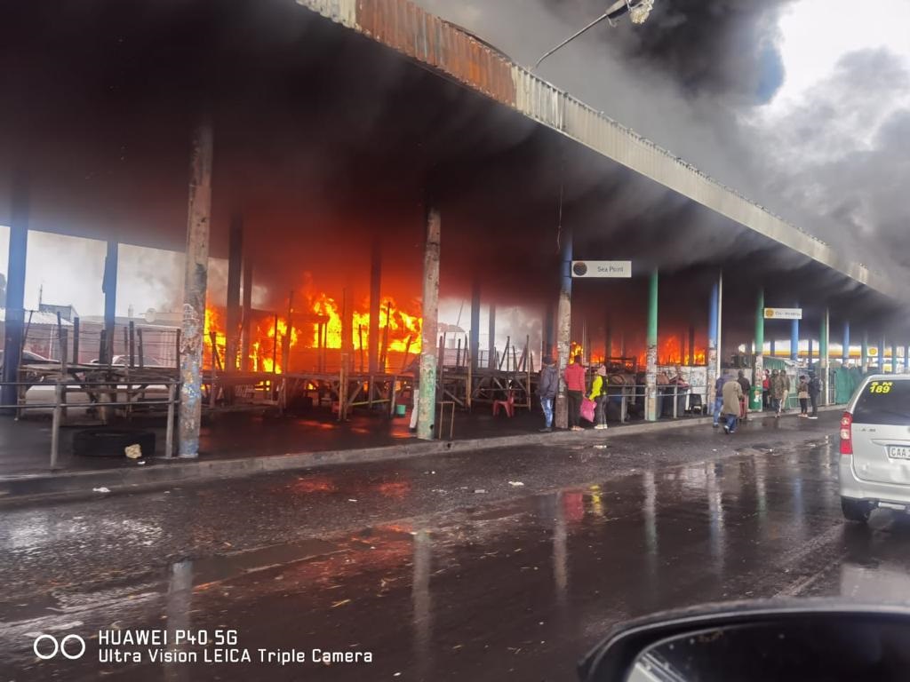 Operator taksi membakar empat bus, kendaraan negara sebagai pembalasan atas tindakan keras penegakan hukum Cape Town