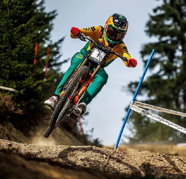 Minnaar looking good in the green and gold, on the Les Gets track, in France. (Photo: Sven Martin Photo)