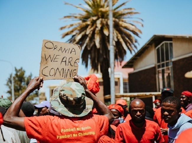 Na raming was daar rondom 2000 EFF-ondersteuners op Senekal op 16 Oktober 2020. Die meeste was baie militant en "Kill the boer" is kort-kort gesing. Foto: Willem van der Berg