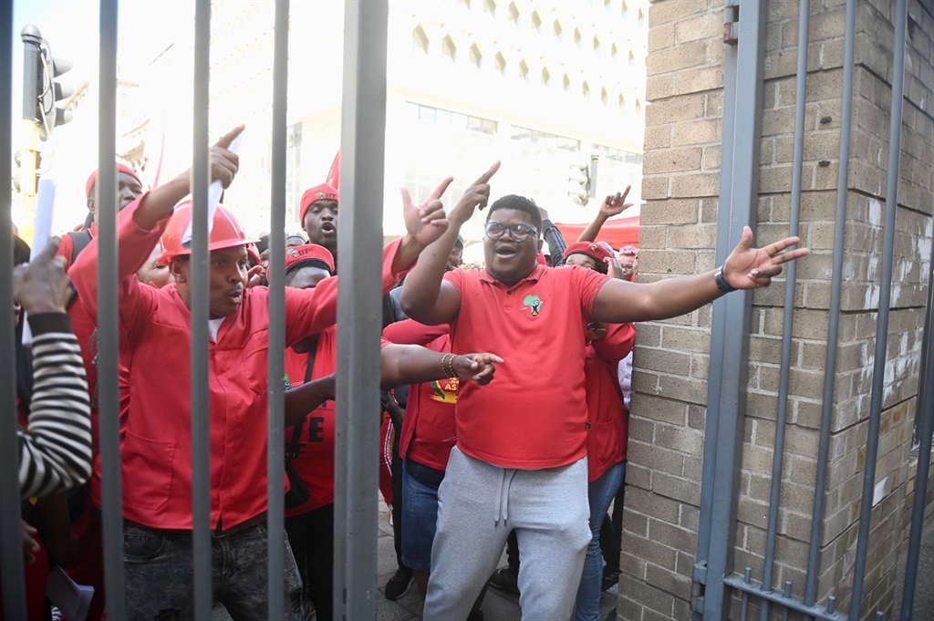 EFF-lede juig en sing 'Kill the Boer' buite die gelykheidshof in Johannesburg.   Foto: Deaan Vivier 