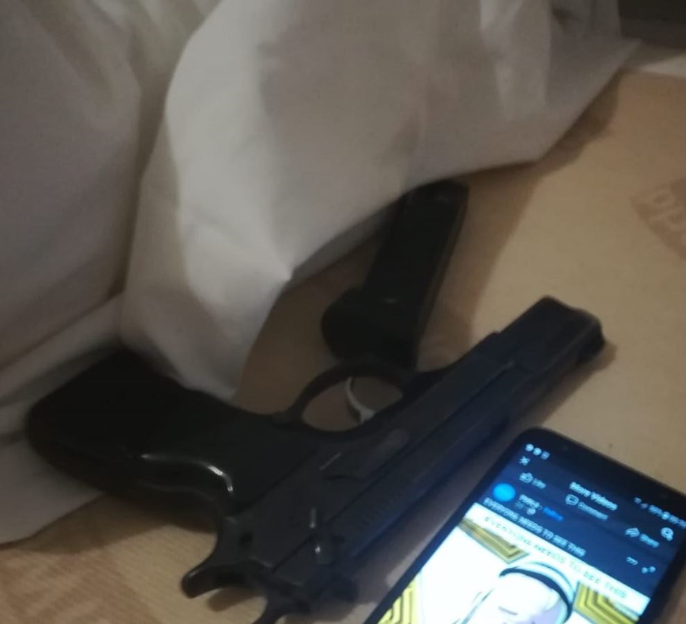 Een van die pistole waarop die polisie beslag gelê het toe hulle die naweek vier verdagtes by 'n lodge in Pietermaritzburg aangekeer het. Foto: SAPD