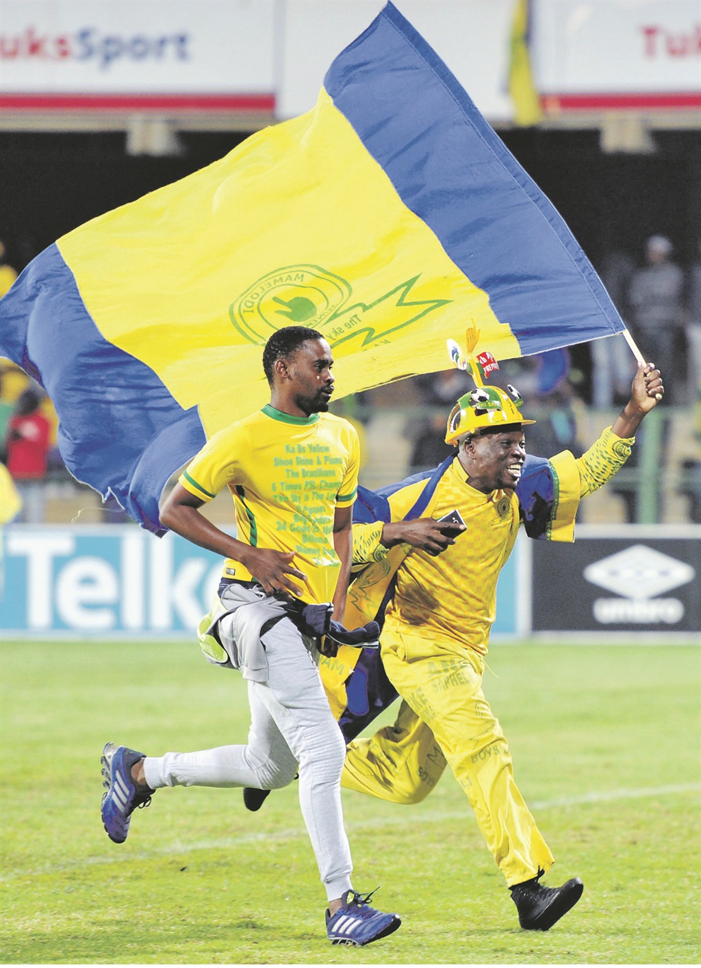 Downs fans celebrate the team’s win. Picture: Samuel Shivambu / Gavin Barker / BackpagePix 