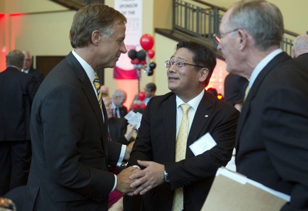 <b> MASSIVE INVESTMENT BY DENSO: </b> Governor Bill Haslam (L) shakes hands with Koji Arima (R), president and CEO of Denso Manufacturing at a 25th anniversary celebration of Denso operating in Tennessee, in Maryville. <i> Image: AP / Saul Young </i>