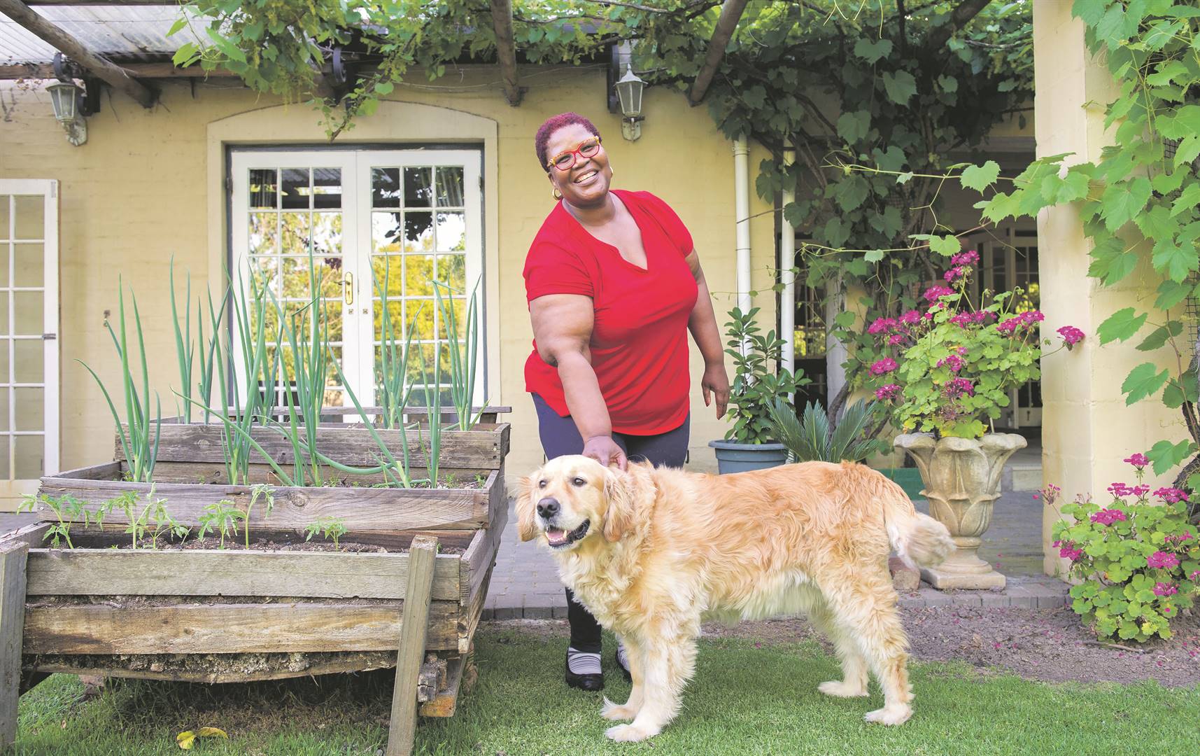 Vytjie Mentor toe sy in 2016 by haar huis in Durbanville met Hanlie Retief van Rapport gepraat het. By haar is haar hond Prada. Foto: Conrad Bornman