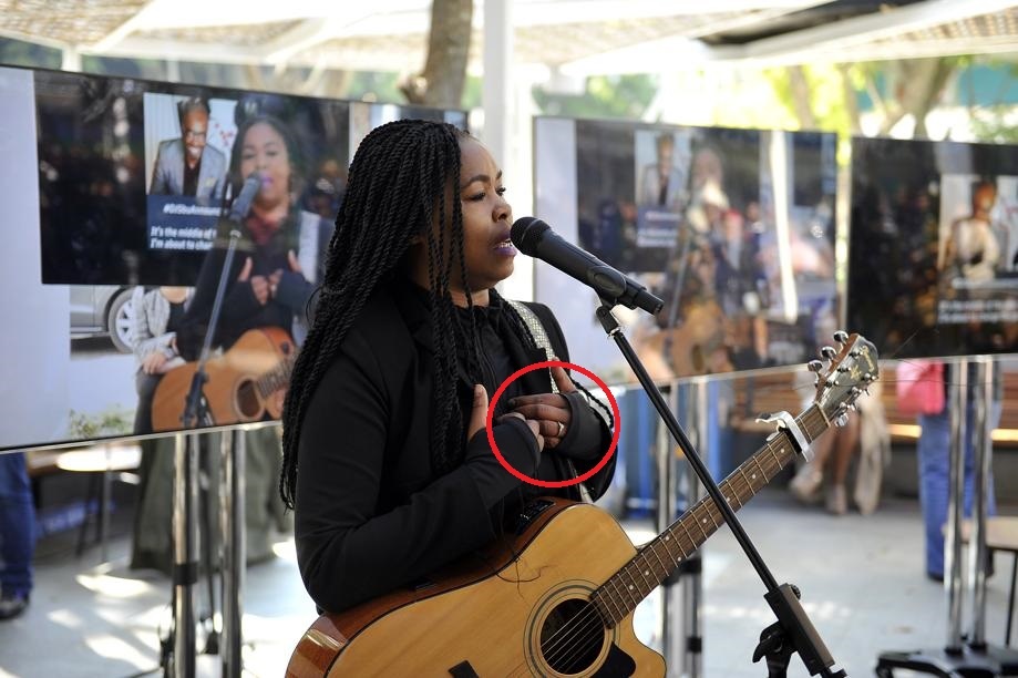  During her performance yesterday, Zahara tried as hard as she could to hide her ring (circled) – but it was spotted – and social media went wild when it happened! Photo by Lucky Nxumalo