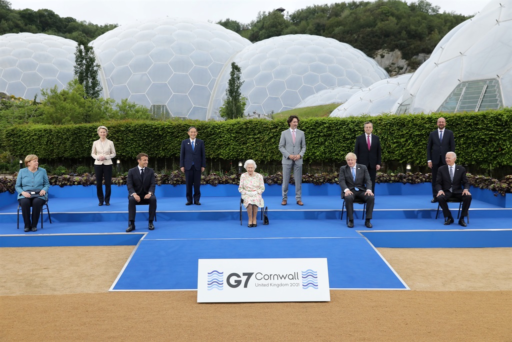 Die amptelike foto wat Vrydagaand van koningin Elizabeth en die G7-leierskap geneem is. Foto: Reuters