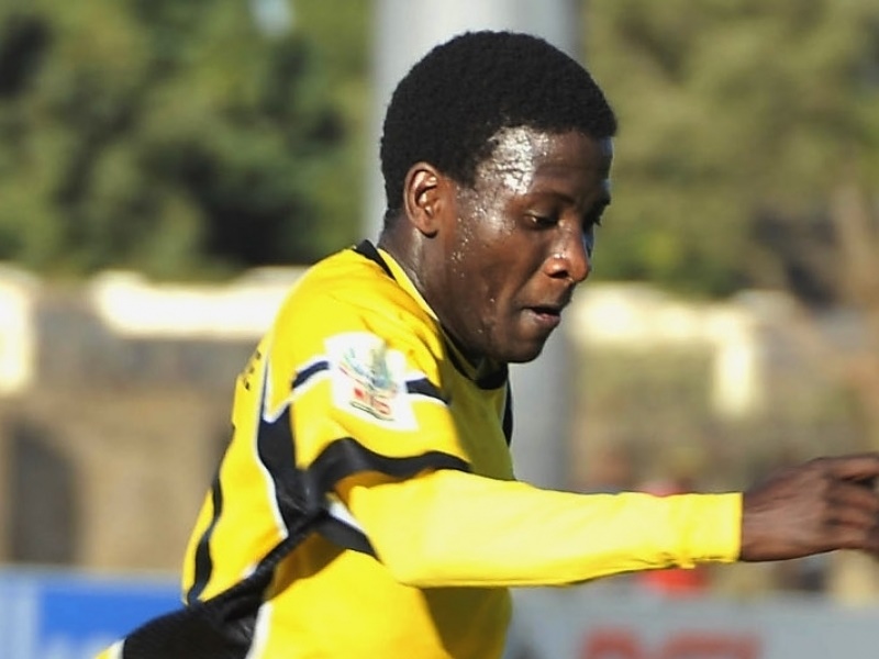 Kaizer Chiefs are reportedly looking to lure Siphelele Ntshangase from Black Leopards as a replacement for departing midfielder Reneilwe Letsholonyane.