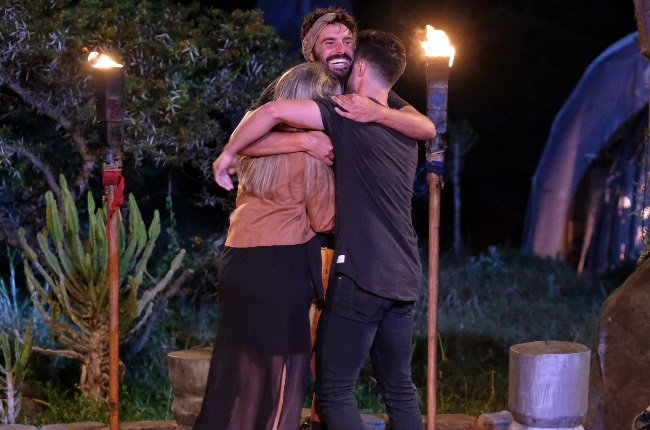 Dino Paulo’s fiancée, Kirsten Serrurier, and brother, Steven Paulo, stood beside him as he was announced the winner of Survivor SA. (PHOTO: M-Net)