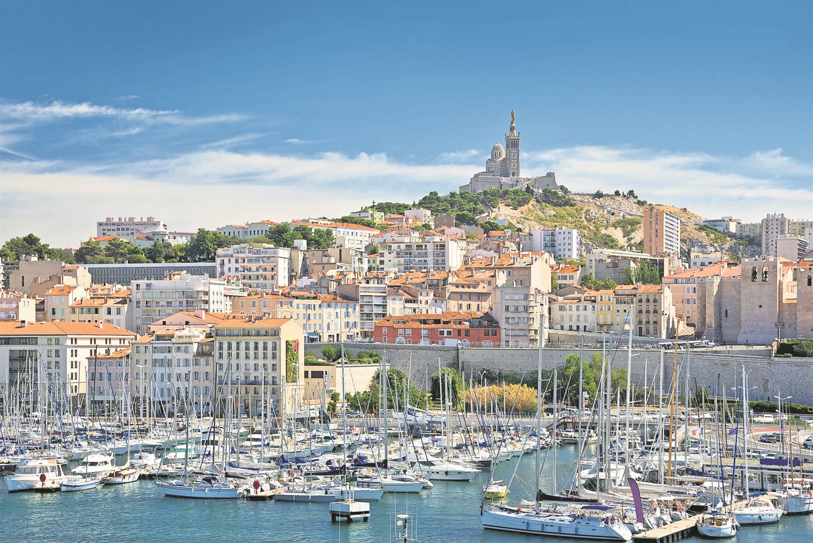 Die uitsig oor Marseille se Ou Hawe, met die Notre-Dame de la Garde in die verte. Foto’s: iStock