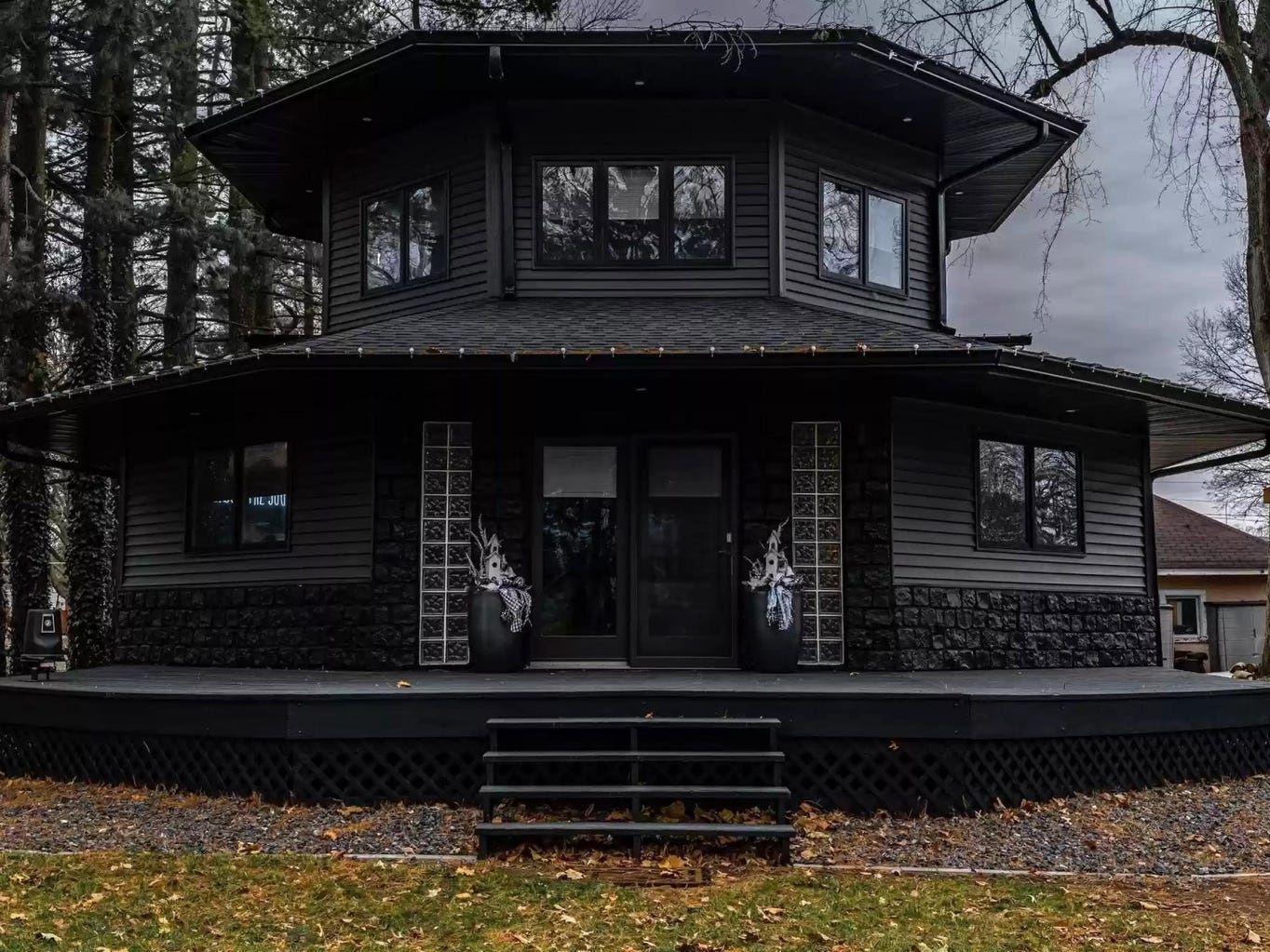 A R4 million all-black house in the US has gone viral. The owner ...