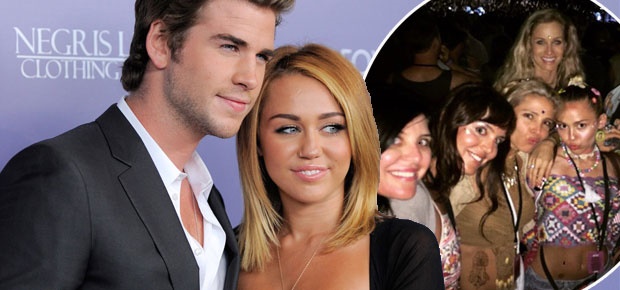 Miley Cyrus spent NYE with Liam Hemsworth's family. (Photo: AP, Screengrab: Instagram/@elsapatakyconfidential)