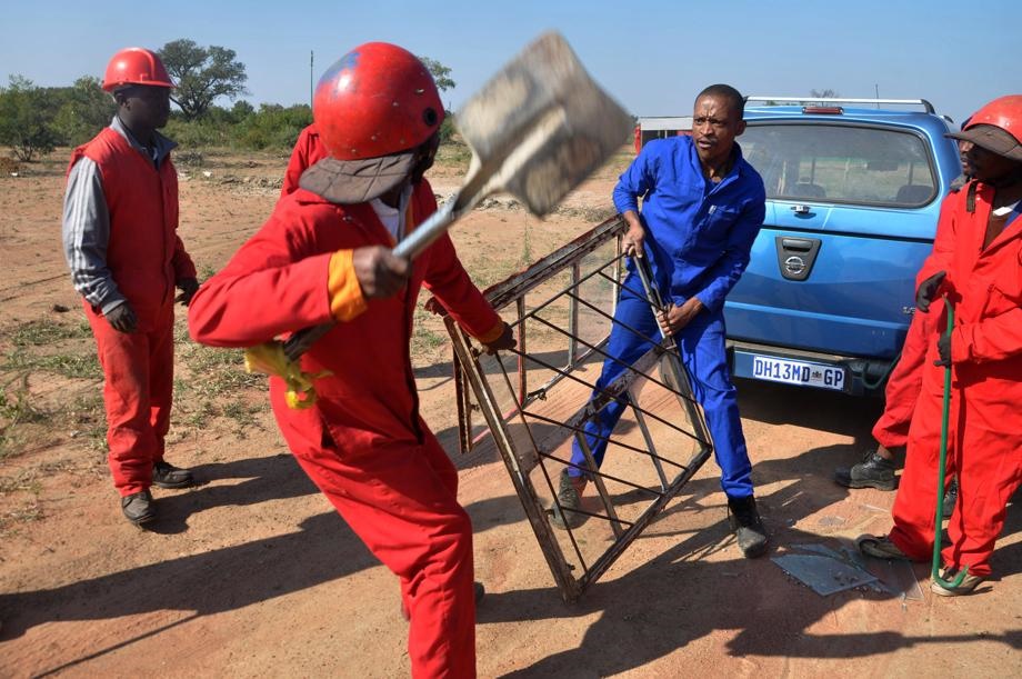 A member of the Red Ants and a resident of Kanana extension in Hammanskraal, north of Tshwane, have a tug of war over a window frame. Photo by Raymond Morare