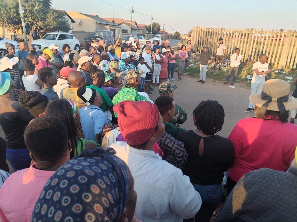 Residents from Mngadi section in Katlehong, Ekurhuleni are worried about thugs who terrorise them at night.