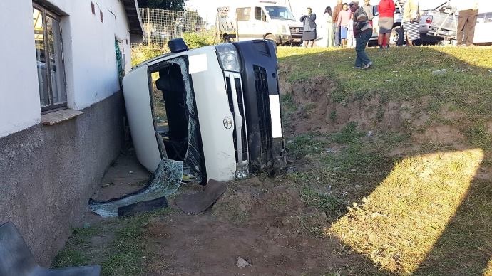 TAXI OVERTURNS WITH SCHOOL CHILDREN