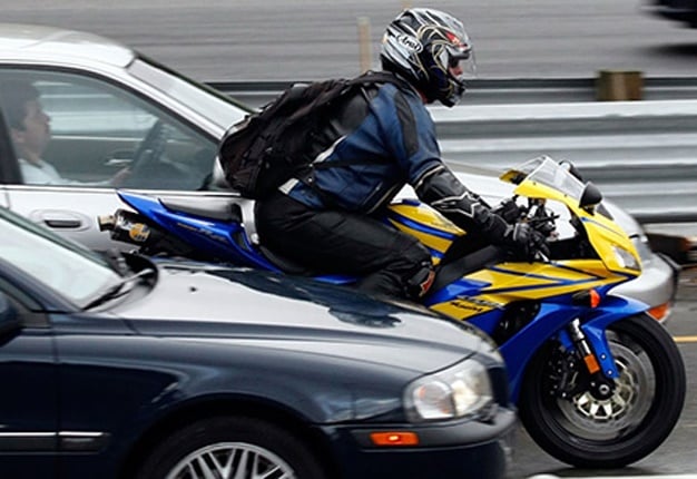 <B>LANE SPLITTING WITH BOUNDARIES:</B> Bikers are often seen driving between cars during peak traffic, but now this 'phenomena' is explained and it is legal. <I>Image: Arrive Alive</I>