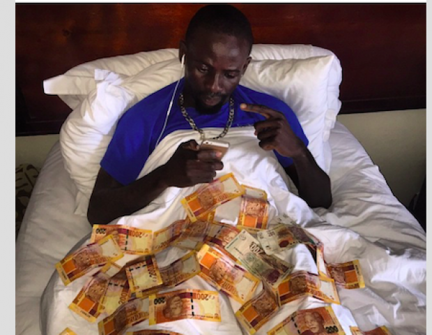 Ex-Bucs Man Mimics Mayweather's Money-Bed Photo
