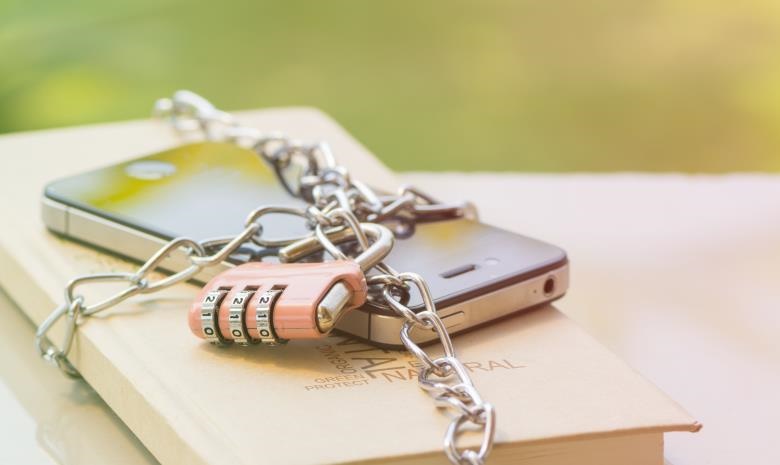 There are several benefits you can enjoy by simply disconnecting your smartphone. (Shutterstock)
