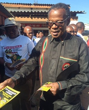 IFP leader Mangosuthu Buthelezi hands out pamphlets in Umlazi. (Amanda Khoza, News24)