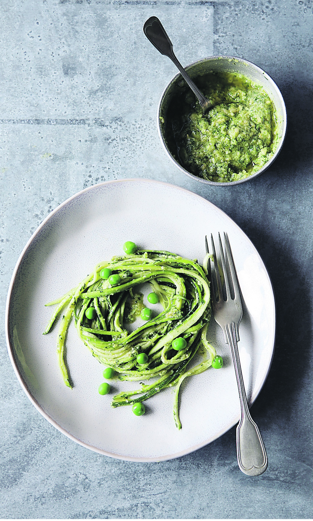 Courgette noodles with pesto and green peas 