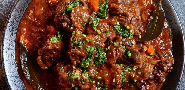 Braised red wine oxtail | Food24