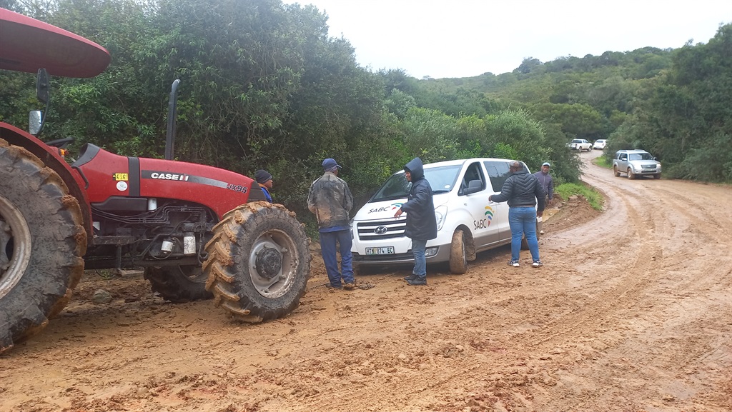 WATCH | NMB municipal staff, journos trapped in mud during oversight visit