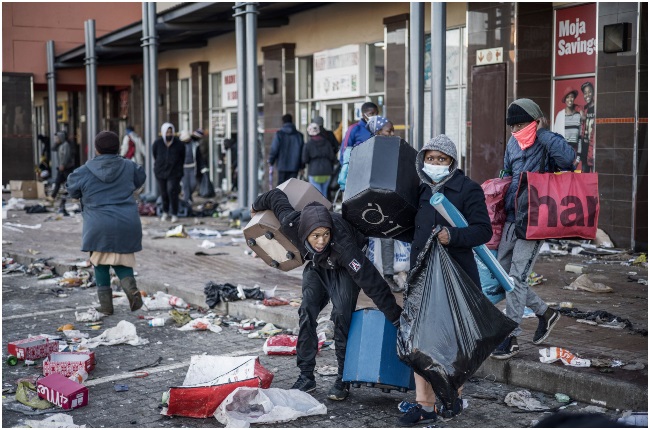 The looting in KwaZulu-Natal and Gauteng has left many without jobs and caused billions of rands worth of damage. (PHOTO: GALLO IMAGES / GETTY IMAGES)