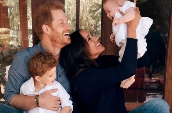 Archie and Lilibet with Prince Harry and Meghan Markle pictured in their 2021 Christmas card. (PHOTO: Instagram/Beem/Magazinefeatures.co.za) 