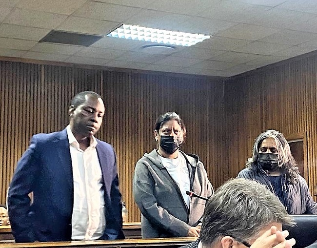 Die drie beskuldigdes Vrydag in die Bloemfonteinse landdroshof. Van links is mnr. Mosebenzi Zwane, mee. Ugeshnie Govender en Ronica Ragavan. Foto: Verskaf
