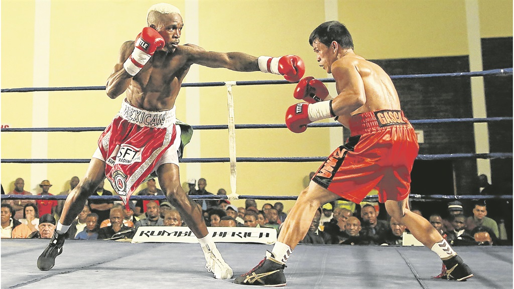 Lusanda Komanisi (left) in action against Roli Gasca in their last fight at Orient Theatre in October. Picture: STEPHANIE LLOYD / DAILY DISPATCH 