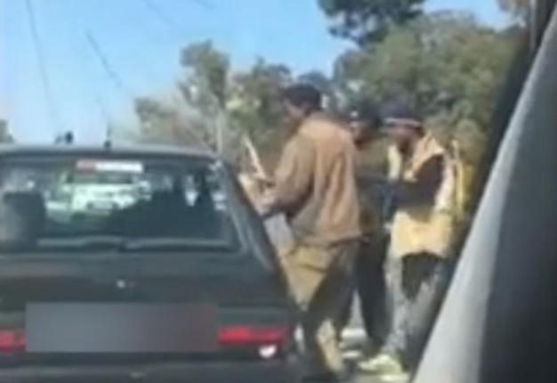 <b> ASSAULTED IN JOZI: </b> An unnamed Johannesburg motorist has been assaulted by three window washers at an intersection on July 4. <i> Image: Youtube </i>