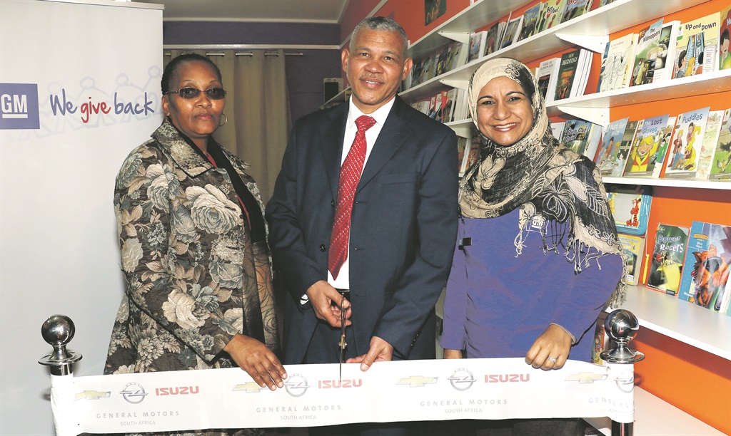 Pamela Mbusi from the Department of Education with Adolph Schauder Primary School principal Thomas Matthews and Gishma Johnson, an executive from General Motors. 