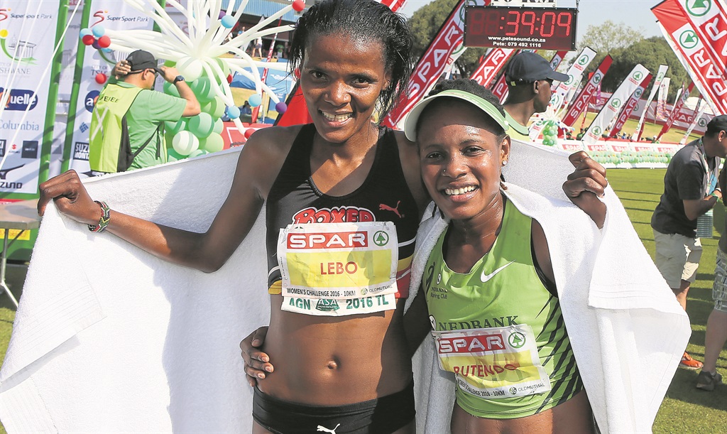 The Spar 10km Challenge winner on Saturday, Rutendo Nyahora (right), flanked by runner-up Lebo Phalula at SuperSport Park.  Photo by Reg Caldecott/Gallo Images 