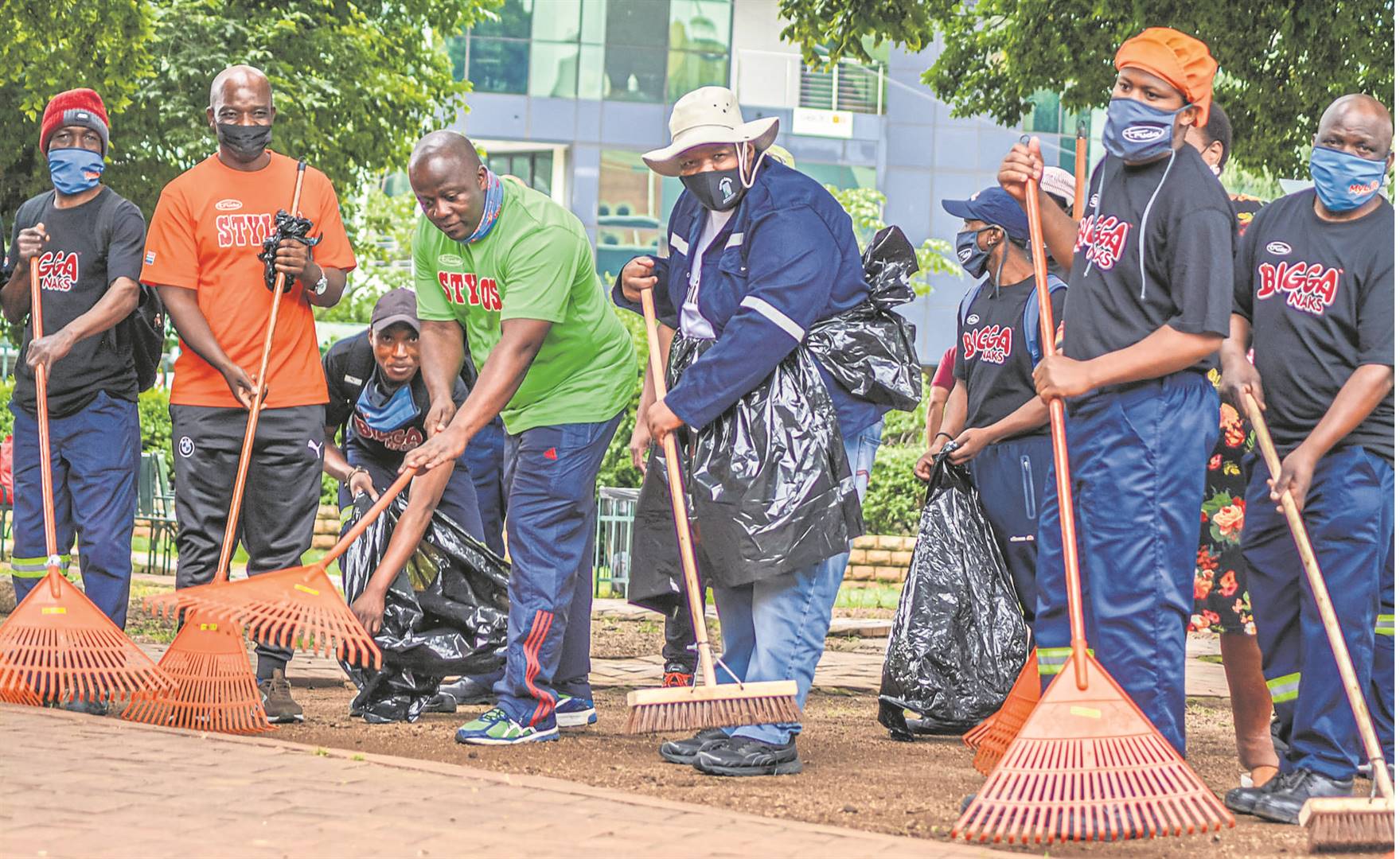 Msunduzi Mayor Mzimkhulu Thebolla (centre) along with community members, councillors and Truda employees yesterday joined forces in a campaign to clean up the CBD.
