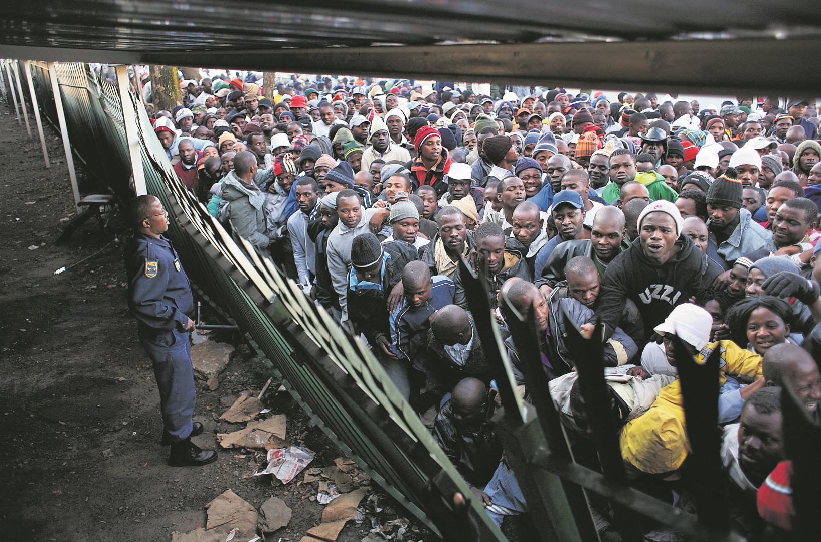 Onwettige immigrante – die meeste van Zimbabwe – by ’n vlugtelingsentrum in Johannesburg in 2008. Foto: John Moore