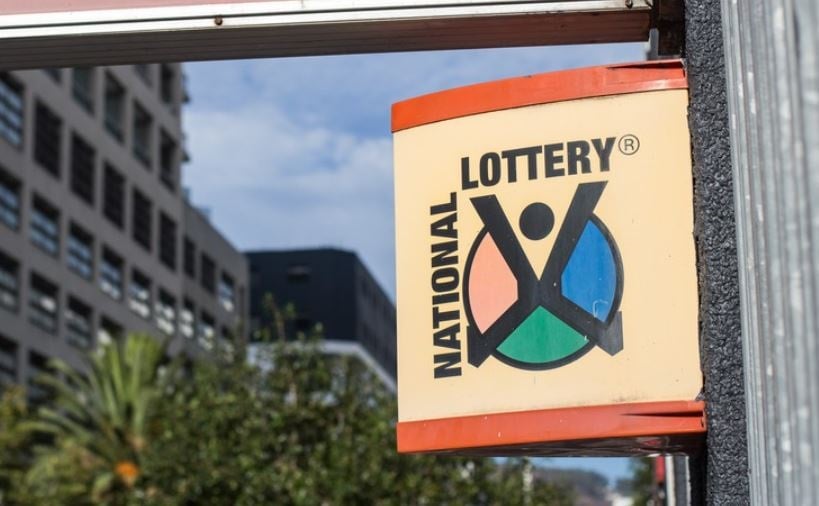 Jurnalis veteran menggugat bos Komisi Lotere Nasional yang diskors karena pencemaran nama baik