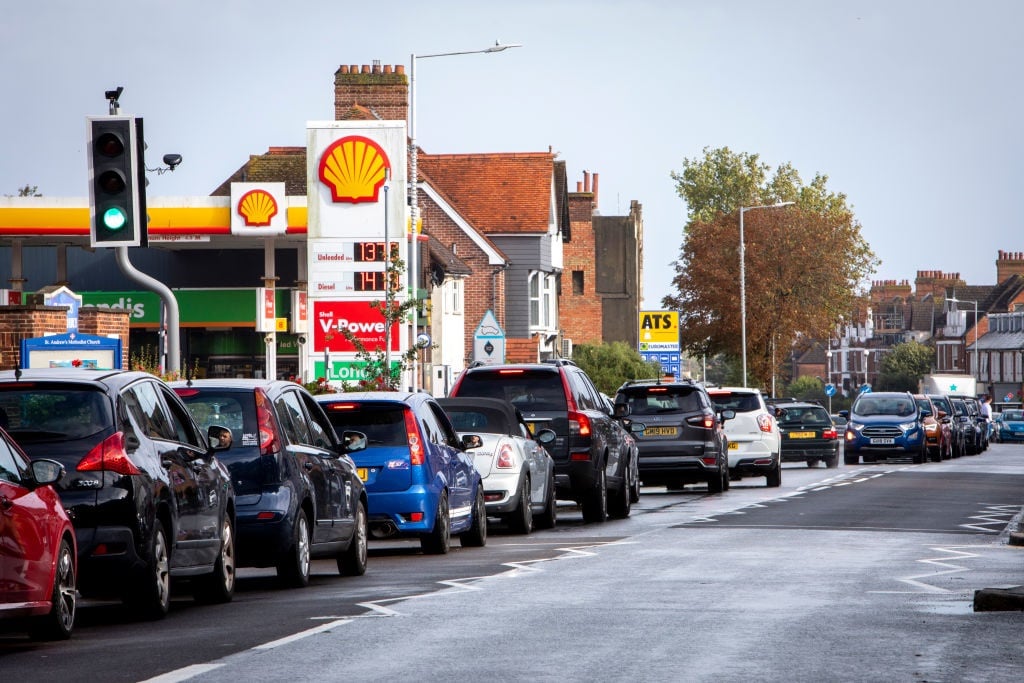 As the fuel crisis in the UK continues, this Shell petrol station is open for business as usual, motorists arrive in with their cars to fill up (photo by Andrew Aitchison / In pictures via Getty Images)