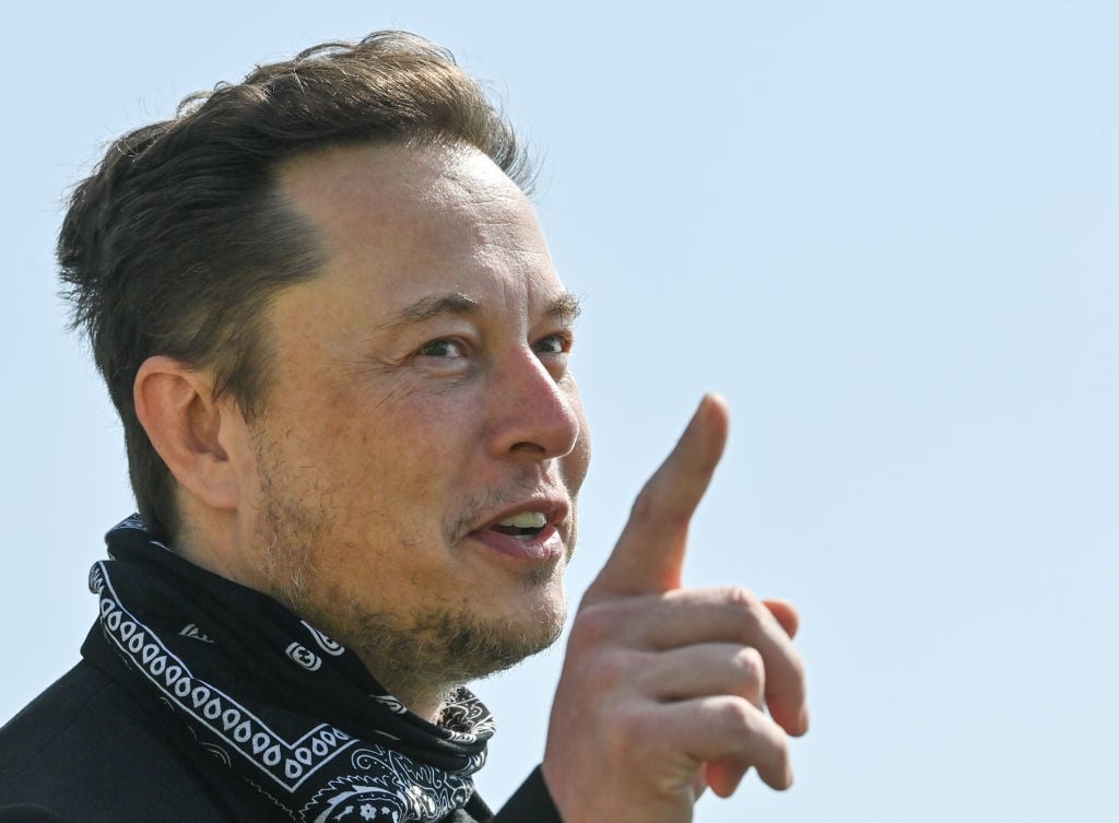 Musk menjual lebih banyak saham Tesla, bercanda tentang berhenti dari pekerjaan