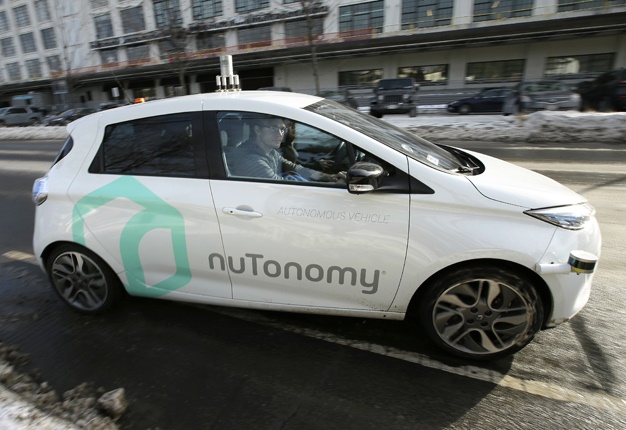 <b> MORE TESTING: </b> An autonomous vehicle is driven by an engineer on a street in an industrial park in Boston. <i> Image: AP / Steven Senne </i>