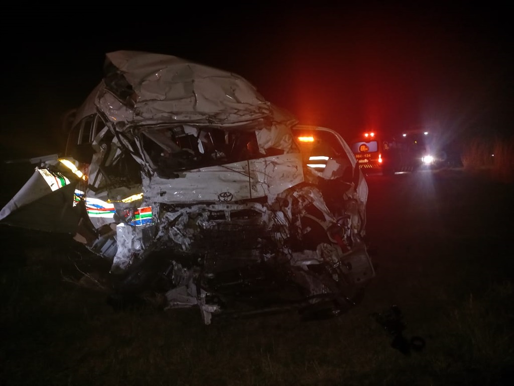 A truck collides with a mini-bus taxi in Mpumalanga between Bethel and Kriel.