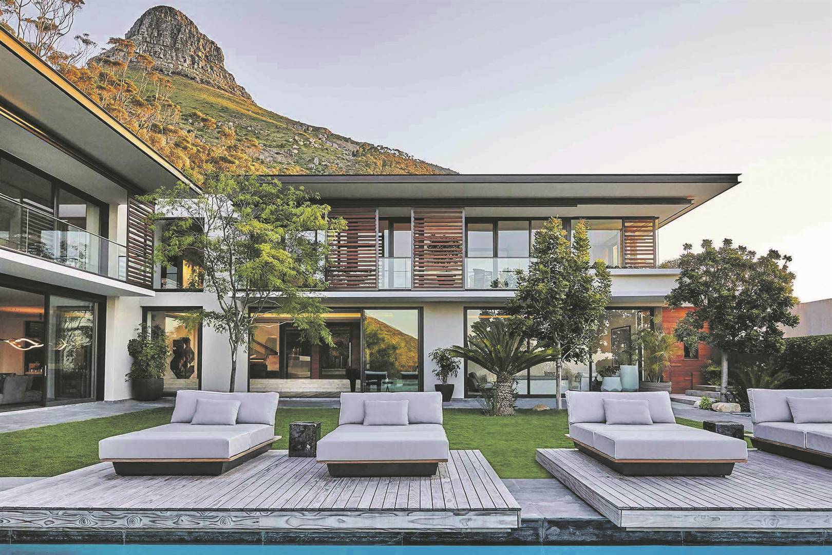 The Hillside View boasts magnificent views of Table Bay and Robben Island.