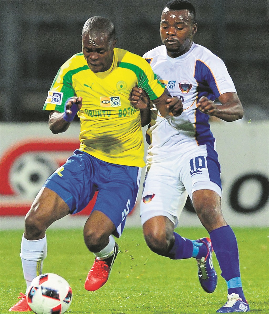 Asavela Mbekile of Sundowns (left) in action against Andile Mbenyane of Chippa United.  Photo by Themba Makofane 