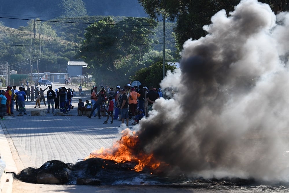 A group of farm worker block roads with burning tyres as they protest over wages increases on April 21, 2022 in Kirkwood. (Photo by Gallo Images/Die Burger/Lulama Zenzile)