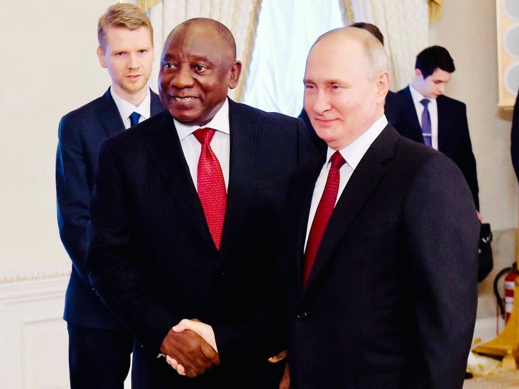 President Cyril Ramaphosa greets Russian President Vladimir Putin at Konstantinovsky Palace in St Petersburg as part of the African peace mission talks on 17 June 2023.