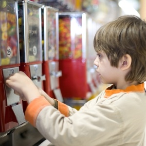 Kid at vending machines – iStock